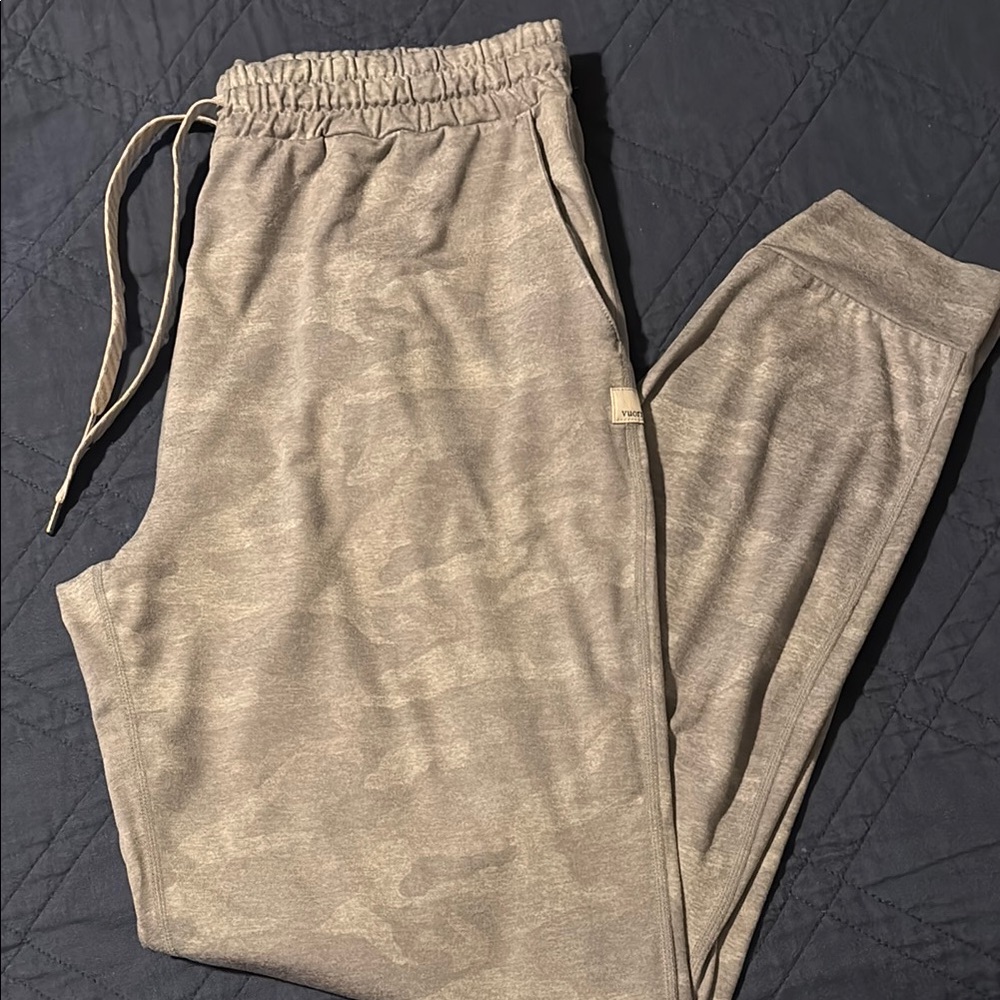 Vuori light gray camo joggers Med Tall